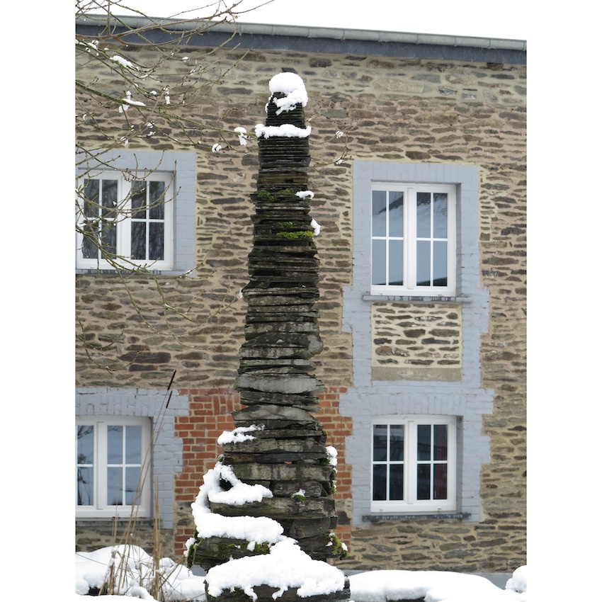 Grande Cascade – HOO Œuvre réalisée lors d’un symposium de sculpteurs sur le thème de l’ardoise (pierre de schiste) à Engreux-Houffalize